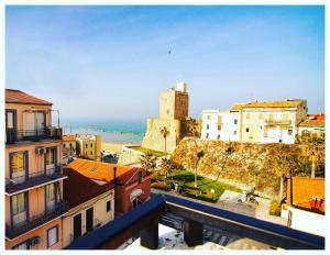 vistas a una ciudad con edificios y al océano en Pensione Al Pescatore en Termoli