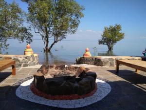 象岛布莱斯德象岛酒店的水体旁的火坑