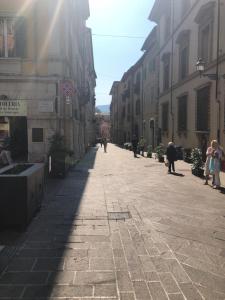 Une rue urbaine vide avec des gens qui marchent dans la rue dans l'établissement Terni In Centro, à Terni