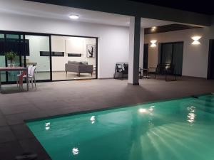 Casa con piscina y sala de estar en Villa Montaña Colorada, en Lajares