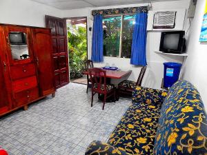 ein Wohnzimmer mit einem Sofa und einem Tisch in der Unterkunft Rositas Hotel in San Juan del Sur