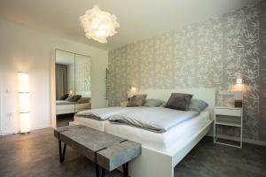 ベルギッシュ・グラートバッハにあるFerienhaus Bergisches Landのベッドルーム(ベッド1台、テーブル、鏡付)