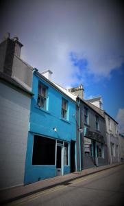 een blauw gebouw aan de straatkant bij Hebridean Town House in Stornoway