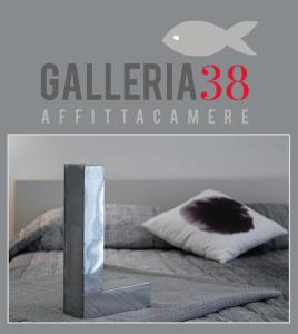 Cartel de una cama con almohada en Galleria 38, en La Spezia