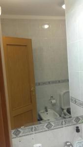 ヴィラモウラにあるSuites, Vilamouraのバスルーム(洗面台、トイレ、鏡付)