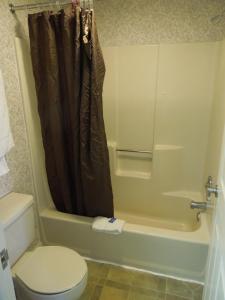 A bathroom at Red Carpet Inn Absecon