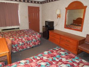 A bed or beds in a room at Red Carpet Inn Absecon