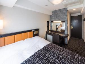 a hotel room with a bed and a desk at APA Hotel & Resort Nishishinjuku-Gochome-Eki Tower in Tokyo
