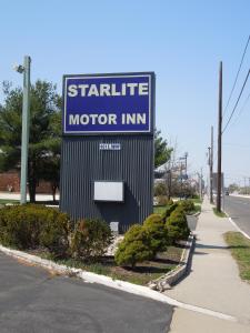 een bord voor een Starlite Motor Inn op een straat bij Starlite Motor Inn in Absecon