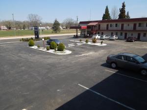 un estacionamiento con autos estacionados frente a un edificio en Starlite Motor Inn, en Absecon