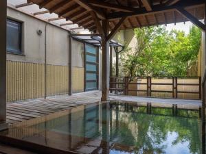 Bazén v ubytování Awara Onsen Minoya Taiheikaku nebo v jeho okolí