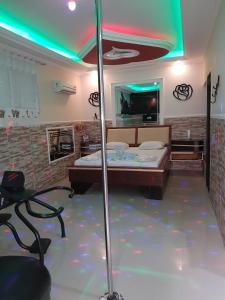um quarto com uma cama e uma televisão em Motel Morumbi (Adults Only) em Taboão da Serra