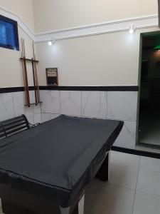 una gran mesa de ping pong en una habitación en Motel Morumbi (Adults Only) en Taboão da Serra