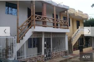 Casa con porche y terraza de madera. en Divijuka en Taganga