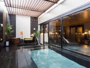 a room with a pool in the middle of a building at APA Hotel & Resort Nishishinjuku-Gochome-Eki Tower in Tokyo