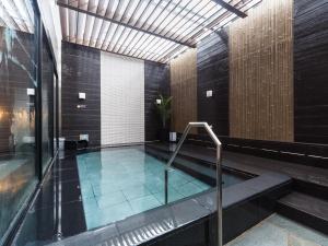 a swimming pool in the middle of a building at APA Hotel & Resort Nishishinjuku-Gochome-Eki Tower in Tokyo