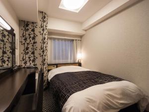 a bedroom with a bed in a room with a window at APA Hotel & Resort Nishishinjuku-Gochome-Eki Tower in Tokyo