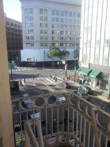una vista da un balcone di una strada con edifici di Winsor Hotel a San Francisco