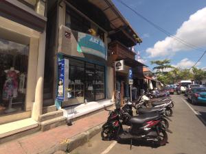 una fila de motocicletas estacionadas frente a una tienda en Rumah Ary Homestay & Spa, en Ubud