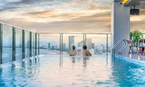 Bazén v ubytování Grand Gold Beach Hotel & Spa nebo v jeho okolí