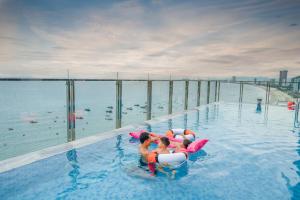 un grupo de personas en una piscina en Grand Gold Hotel, en Da Nang 83 fotos más