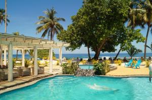 ein Pool in einem Resort mit Strand im Hintergrund in der Unterkunft Return to Paradise Resort in Gagaifoolevao