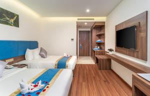 TV a/nebo společenská místnost v ubytování Grand Gold Beach Hotel & Spa