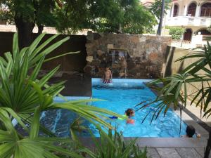 - un groupe de personnes se baignant dans une piscine dans l'établissement Park Lane 88 Apartments, à Negombo