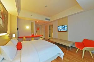 Ένα ή περισσότερα κρεβάτια σε δωμάτιο στο HARRIS Hotel & Conventions Solo