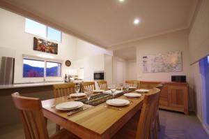 Cadence at Bright - Luxury accommodation tesisinde bir restoran veya yemek mekanı