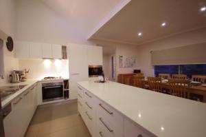 Cadence at Bright - Luxury accommodation tesisinde mutfak veya mini mutfak