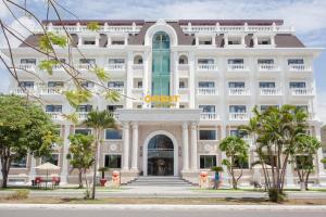un edificio blanco con un cartel. en Orbit Hotel en Nha Trang