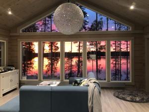 SuomenniemiVilla Avanto的客厅里有一张蓝色的沙发和一扇大窗户
