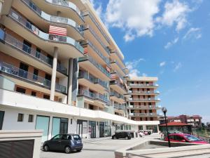 フロリーディアにあるB&B Mediterraneoの前に車が駐車されている大きな建物