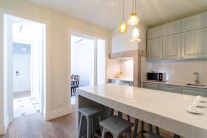 cocina con encimera blanca grande y taburetes en 1898 Home & Suites, en Lisboa 46 fotos más