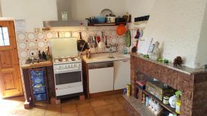 una pequeña cocina con fogones y fregadero en Casa Belvedere en Mazzano Romano