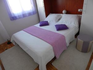 Ein Bett oder Betten in einem Zimmer der Unterkunft Apartments Linda