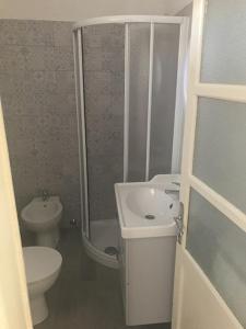 巴韋諾的住宿－Appartamento LA DULCE VIDA，浴室配有卫生间、盥洗盆和淋浴。