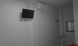 TV a/nebo společenská místnost v ubytování Tanjung Inn