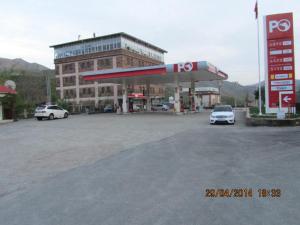 eine Tankstelle mit Autos auf einem Parkplatz in der Unterkunft Oz Cavusoglu Hotel in Bitlis