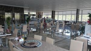 A restaurant or other place to eat at Oz Cavusoglu Hotel