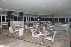 A restaurant or other place to eat at Oz Cavusoglu Hotel