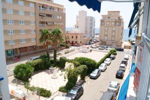 una vista aérea de un aparcamiento en una ciudad en Playa Delicias, en Águilas