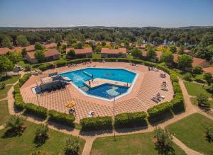 Bazén v ubytování Holiday Centre Bi village nebo v jeho okolí