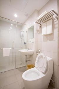 Baño blanco con aseo y lavamanos en 118 Hotel,Dato Keramat - Self Check In en George Town