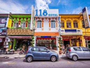 dos coches estacionados en una calle frente a los edificios en 118 Hotel,Dato Keramat - Self Check In en George Town