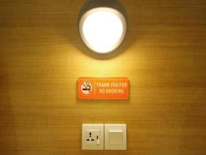 Una señal que dice gracias por no parar en una pared en 118 Hotel,Dato Keramat - Self Check In en George Town
