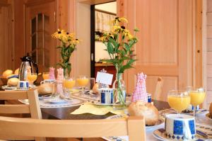 een eettafel met eten en drinken erop bij Gästehaus Im Tal 18 in Hellenthal