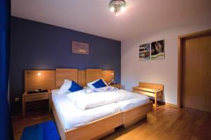 sypialnia z dużym łóżkiem i niebieską ścianą w obiekcie Gästehaus Im Tal 18 w mieście Hellenthal