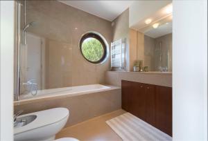 A bathroom at Atlantic House - Waterfront Luxury Home